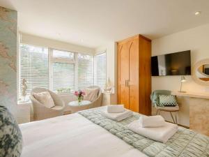 a bedroom with a bed with two pillows on it at 1 Bed in Hythe oc-89966 in Hythe