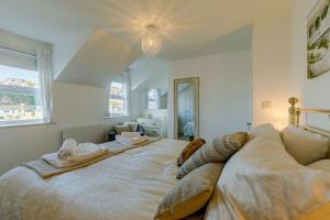 a bedroom with a large bed in a room at 3 Bed in Porthleven oc-1seav in Porthleven
