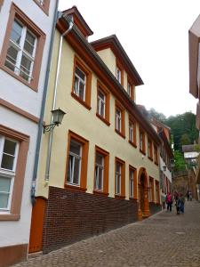 un edificio al lado de una calle en Lotte - The Backpackers en Heidelberg