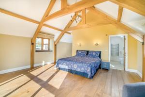 a bedroom with a bed and a wooden floor at 5 Bed in Langport oc-h33495 in Langport