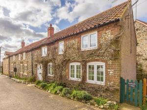 an old brick house with ivy growing on it at 3 Bed in Syderstone oc-kt083 in Syderstone