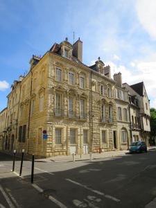 un gran edificio de piedra en la esquina de una calle en Benigne Malyon, en Dijon