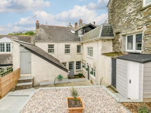an exterior view of a house with a courtyard at 2 Bed in Fowey oc-91396 in Fowey