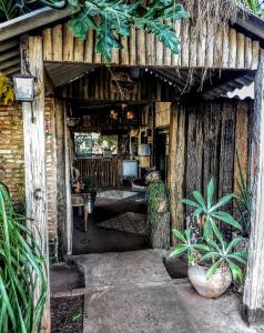 a wooden cabin with a table and a couch in it at Estância Jockey Clube in Sao Jose do Rio Preto