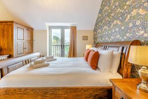 a bedroom with a large bed with a window at 1 Bed in Pershore oc-t29051 in Pershore