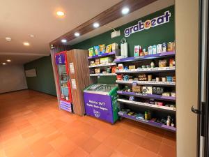 a grocery store aisle with a shelf of food at BEE Suites Santa Ana - San Jose in San José +26 photos