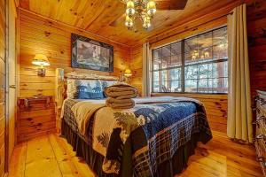 a bedroom with a bed in a log cabin at Amy’s Blue Ridge Mtn & Starlight View in Ellijay