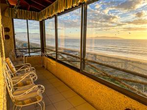 a balcony with chairs and a view of the ocean at Departamento La Serena Vista al Mar in La Serena