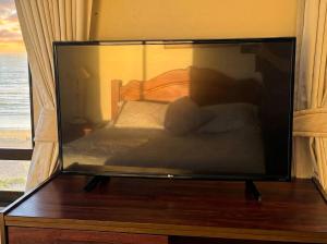 a large screen tv sitting on a wooden table at Departamento La Serena Vista al Mar in La Serena