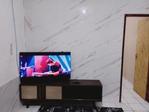 a flat screen tv sitting on top of a table at casa 1 perto do pavilhão de Carapina a 8 kilometros do aeroporto in Serra