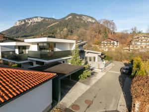 a house with a view of a mountain at Alpin Chalet ARTE in Söll