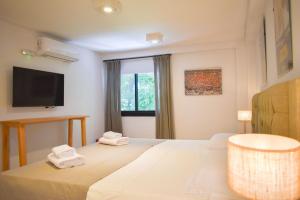 a hotel room with a bed and a television at Hotel San Germán de Muñiz in Muñiz