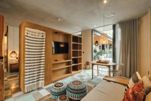 een woonkamer met een bank en een tafel bij NAJ Tulum in Tulum