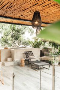 een terras met een stoel en een glazen tafel bij NAJ Tulum in Tulum