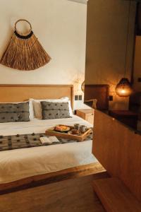 een slaapkamer met een bed waarop een dienblad met eten staat bij NAJ Tulum in Tulum +54 foto's