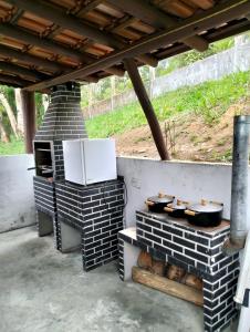 a outdoor grill with pots and pans on top at Chale Rio Nascente in Salesópolis