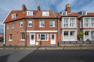 a large brick house with white doors and windows at 4 Bed in Southwold oc-ivy in Southwold