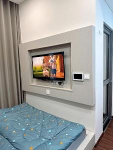 a bedroom with a flat screen tv on a wall at H3 ocean park 1 in Gia Lâm Pho