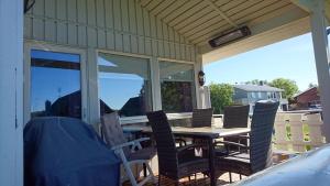 a patio with a table and chairs on a porch at Lofoten, Markveien Villa in Kabelvåg