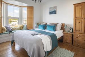 a bedroom with a large bed and a window at 3 Bed in Porthleven oc-12bayv in Porthleven