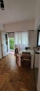 a living room with a table and chairs and a window at Departamento luminoso con balcón in La Plata