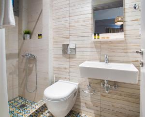 Koupelna v ubytování Nissos Rooms Ammouliani + 13 fotografií