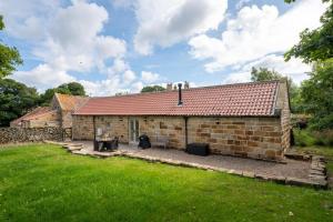 an exterior view of a stone house with a yard at 2 Bed in Danby oc-wa315 in Castleton