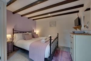 a bedroom with a bed and a tv in a room at 2 Bed in Arkengarthdale oc-ds951 in Richmond