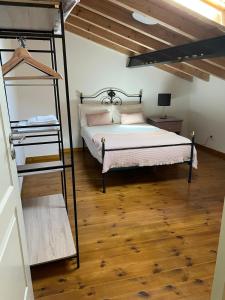 a bedroom with a bunk bed and a wooden floor at Casa das Andorinhas - AL in Castelo de Vide