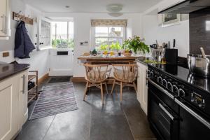 eine Küche mit einem Tisch und Stühlen in der Unterkunft 2 Bed in High Fremington oc-ds375 in Reeth