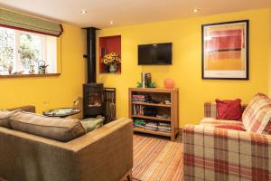 ein Wohnzimmer mit zwei Sofas und einem Fernseher in der Unterkunft 2 Bed in High Fremington oc-ds375 in Reeth