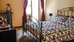 una camera con un letto con una trapunta sopra di Anduma Bin a Torino