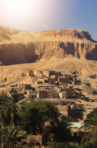 a village in the middle of the desert at Luxor Family Home in Naj‘ ar Rizqah