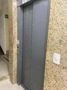 an elevator in a building with a sign on it at Seja Bem-Vindos, sinta-se em Casa ! in São Lourenço
