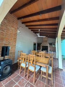 ein Esszimmer mit Tisch und Stühlen sowie einem Kamin in der Unterkunft Casa quinta en Capiatá in Capiatá + 13 Fotos