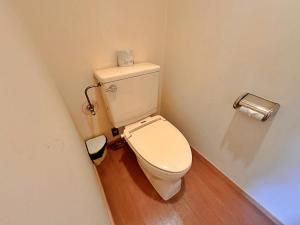 a small bathroom with a toilet in a room at 秘湯花文 in Myoko +14 photos