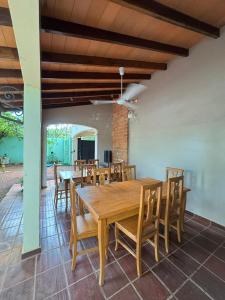 ein Esszimmer mit einem Holztisch und Stühlen in der Unterkunft Casa quinta en Capiatá in Capiatá