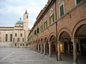 una strada vuota in un edificio con una torre dell'orologio di Dietro Piazza ad Ascoli Piceno