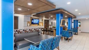 a dining room with a table and chairs at Holiday Inn Express & Suites Macon - I-475 by IHG in Macon
