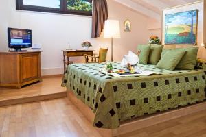 Televízia a/alebo spoločenská miestnosť v ubytovaní Hotel Terranobile Metaresort