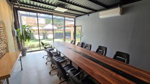 a conference room with a long wooden table and chairs at Hotel NEXT Guadalajara in Guadalajara