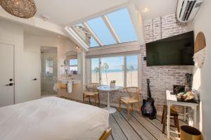 a bedroom with a bed and a table with chairs at Venice V Hotel in Los Angeles