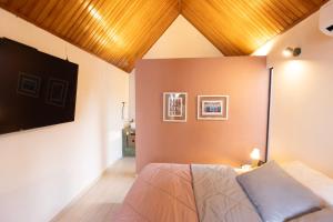 a bedroom with a bed with a wooden ceiling at Casa EMMA Girardot in Girardot
