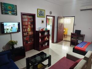 a living room with a couch and a tv at Agreable Studio Meuble in Abidjan +17 photos
