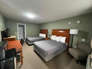 a hotel room with two beds and a television at Lyn Aire Motel - Lake George in Lake George +41 photos
