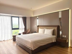 a bedroom with a large bed and a large window at ASEAN MINH NGUYỆT Hotel in Nhân Mỹ