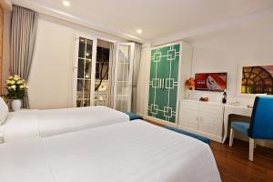 Postel nebo postele na pokoji v ubytování Hanoi La Selva Hotel
