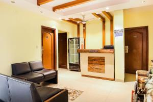 a waiting room with a leather chair and a counter at Hotel O by OYO Angad Continental in Ambāla