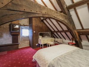 an attic bedroom with a bed and a desk at Cynfal Fawr in Blaenau-Ffestiniog