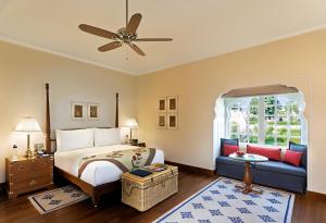The Oberoi Sukhvilas Spa Resort, New Chandigarh客房内的一张或多张床位